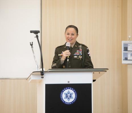 Lori L. Robinson, Deputy Commanding General of 2ID/ROK-US Combined Division, gives special lecture 
